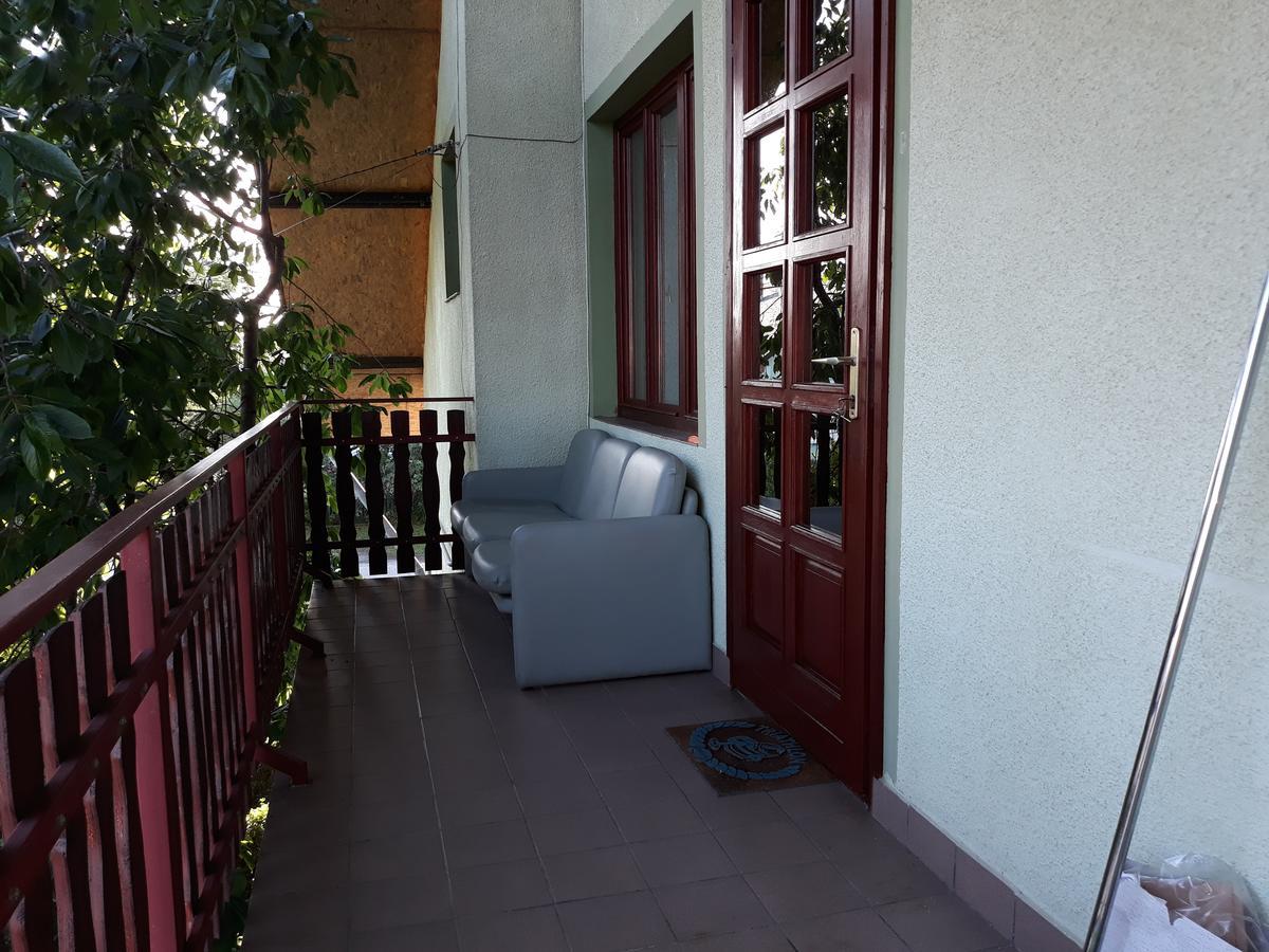 Rozsa Apartman レンティ エクステリア 写真