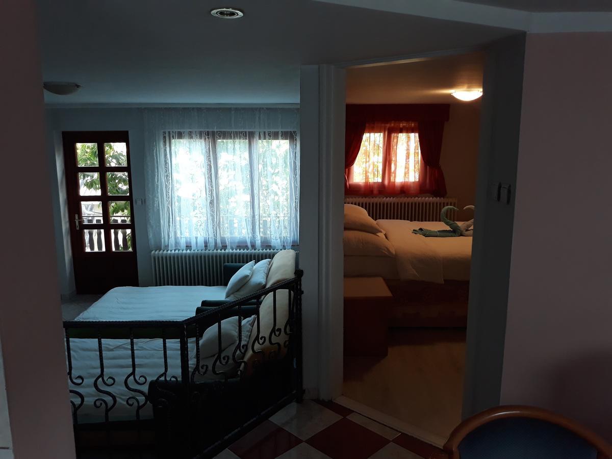 Rozsa Apartman レンティ エクステリア 写真