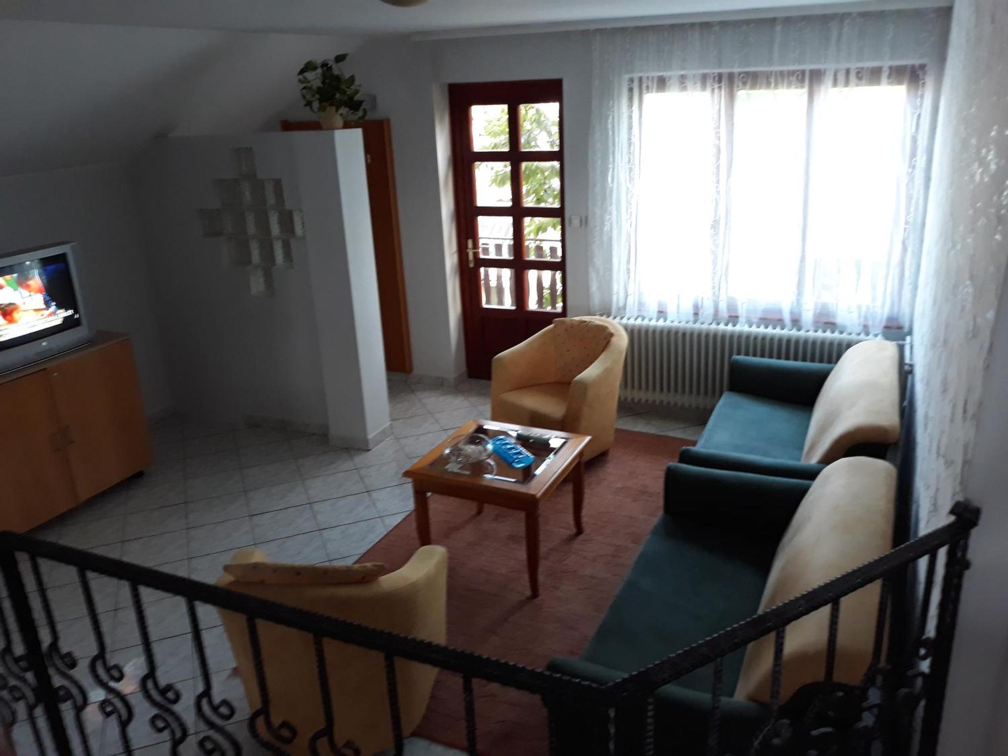 Rozsa Apartman レンティ エクステリア 写真